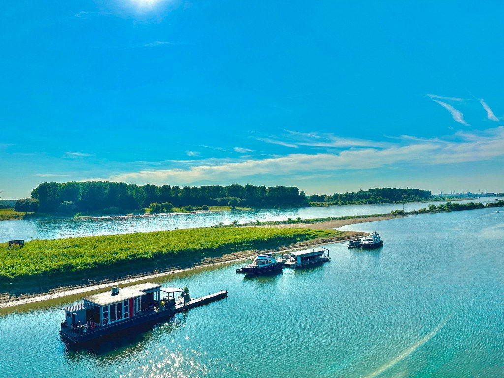 Hausboot der Hafenoase im Hitdorfer Hafen am Rhein