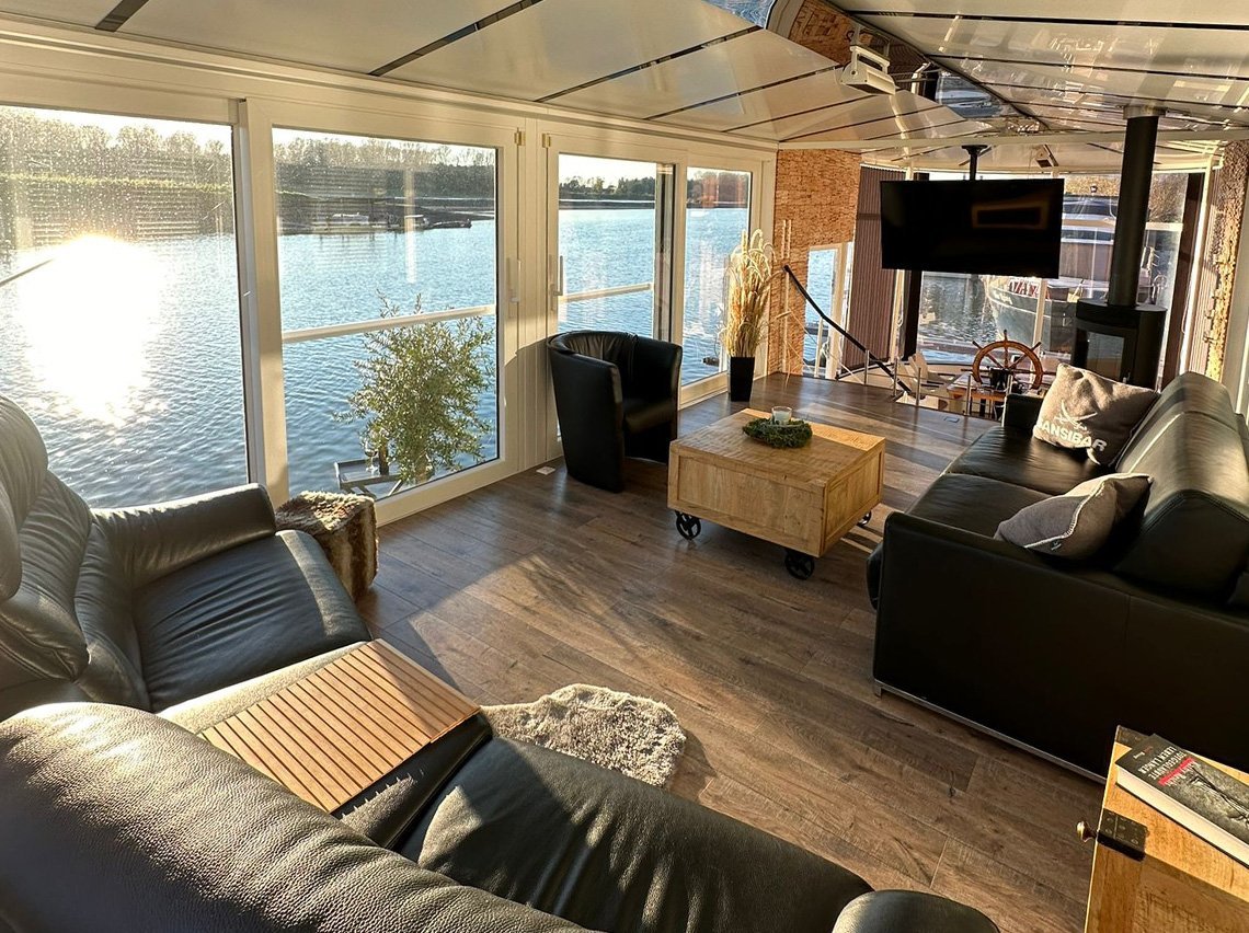 Hausboot der Hafenoase im Hitdorfer Hafen am Rhein
